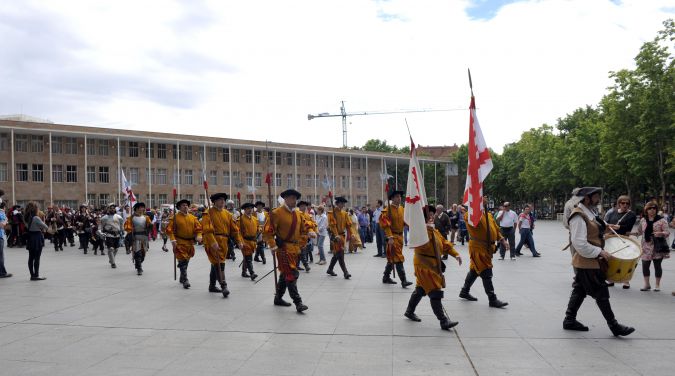 Desfile triunfal de las tropas logroesas-13